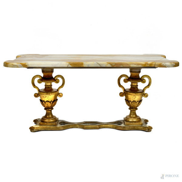 Tavolino in legno laccato e dorato con sostegni a guisa di crateri, con piano in marmo giallo dal profilo sagomato XX secolo, cm 52x120x63, (segni di usura, scalfiture, rotture e restauri al piano)