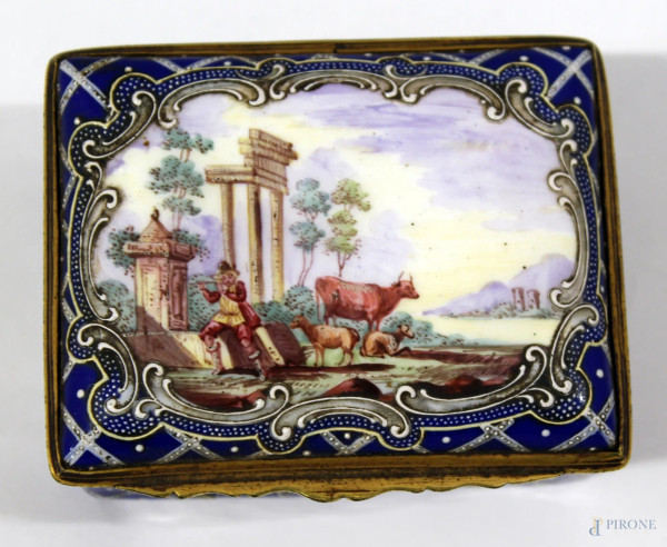 Scatolina in porcellana smaltata, fondo blu con coperchio dipinto a soggetto di ruderi con armenti, Francia, XIX sec., cm 4,5 x 8,5 x 6,5.