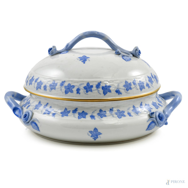 Porta bonbon in porcellana Herend decorata nei toni del bianco e  del blu a motivi vegetali, XX secolo, cm 16x29x25