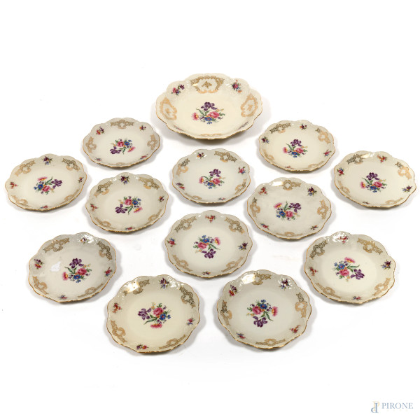 Servizio da dolce in porcellana a decoro floreale composto da un piatto da portata e 12 piattini da dolce, (difetti)