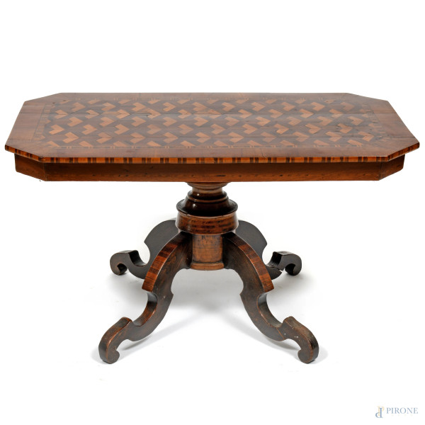 Tavolino in legno impiallacciato e intarsiato in varie essenze con fusto tornito e quattro gambe mosse, XX secolo, cm 52,5x44x55 (segni di usura, scalfiture, difetti, fessurazioni)