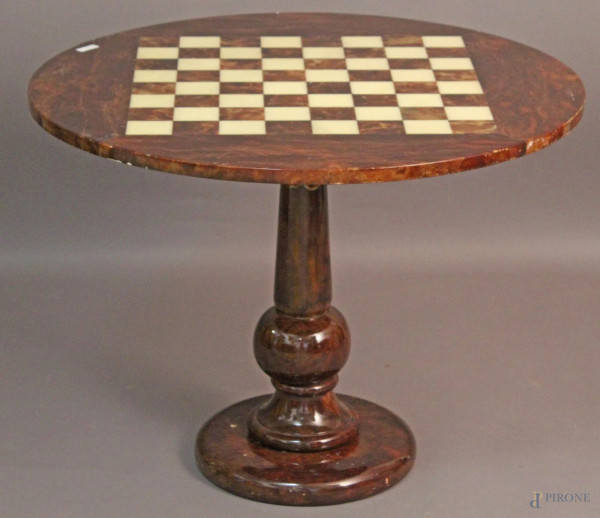 Tavolo di linea tonda in onice, poggiante su colonna, piano a scacchiera, primi 900, h. 60, dia. 80,5 cm.