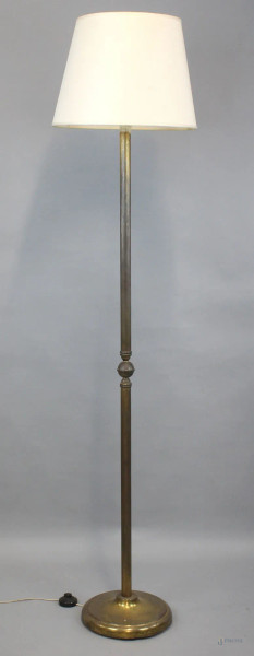 Lampada da terra, base e stelo in metallo dorato, completa di paralume, altezza cm 175, XX secolo, (segni del tempo)