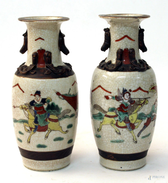 Coppia di vasetti in porcellana con decori raffiguranti guerrieri, H 21 cm, uno dei quali presenta difetti.