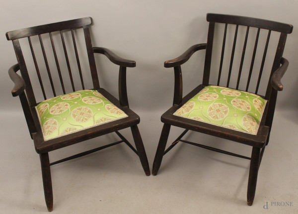 Coppia di sedie in legno ebanizzato con sedili in seta ricamata, arte cinese, primi 900