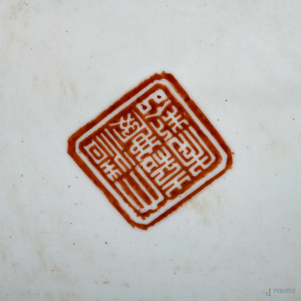 Coppia di cachepot in ceramica policroma con decori floreali a rilievo con coperchi con presa a g...