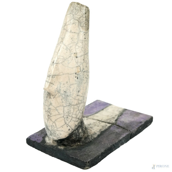 Senza titolo, scultura in materiale composito smaltato, cm h 25x21x13, XX secolo, (base rotta).