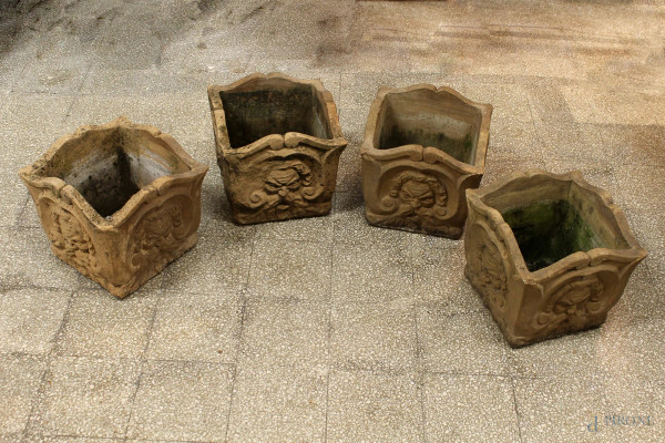 Lotto composto da quattro vecchi vasi in terracotta, di linea quadrata, H 30 cm.
