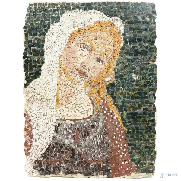 Composizione a mosaico in marmo raffigurante la Vergine, XIX-XX secolo, cm 36x27,5. (Difetti)