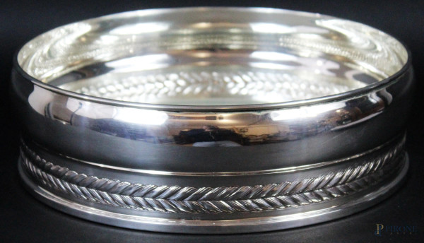 Centrotavola a specchio in argento, di linea tonda, bordo con decori a sbalzo, XX secolo, altezza cm 7,5 diametro cm 24