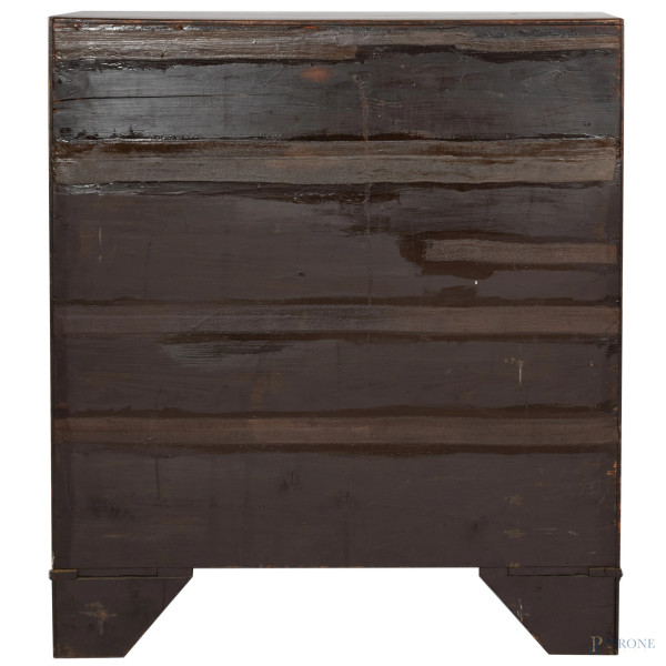 Ribalta impiallacciata in mogano con fronte scandito da quattro cassetti in colonna e ribalta cel...