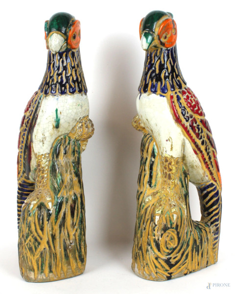 Coppia di pappagalli in ceramica policroma, altezza cm 50, XX secolo
