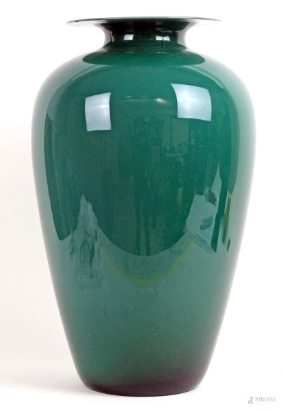 Vaso in vetro verde a corpo bombato, bordo lilla, interno bianco, cm h 36, XX secolo