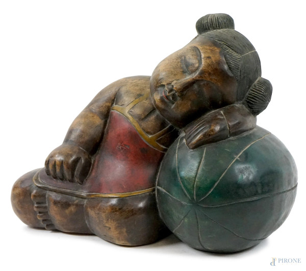 Bambina dormiente, scultura in legno policromo, cm 37x50x22, arte orientale, XX secolo