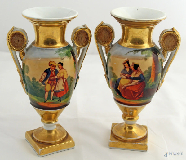 Coppia di vasi Impero in porcellana a decoro di paesaggi e personaggi, (rotture), h. 23 cm