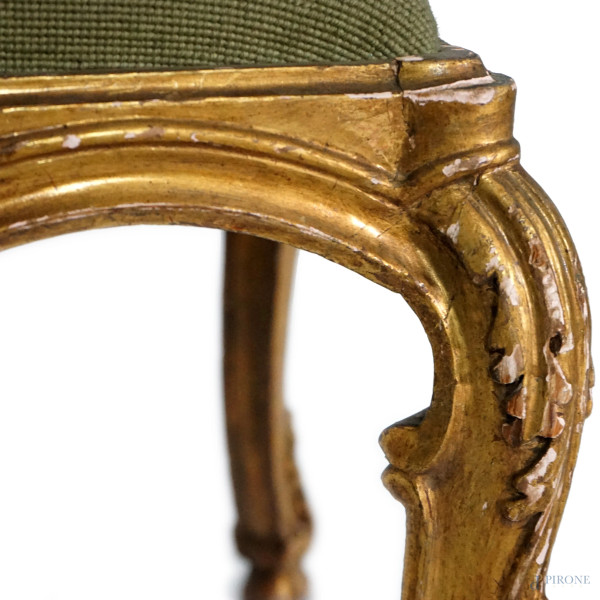 Panchetta in legno dorato con profili scolpiti e rocailles e motivi fogliati, quattro gambe lieve...
