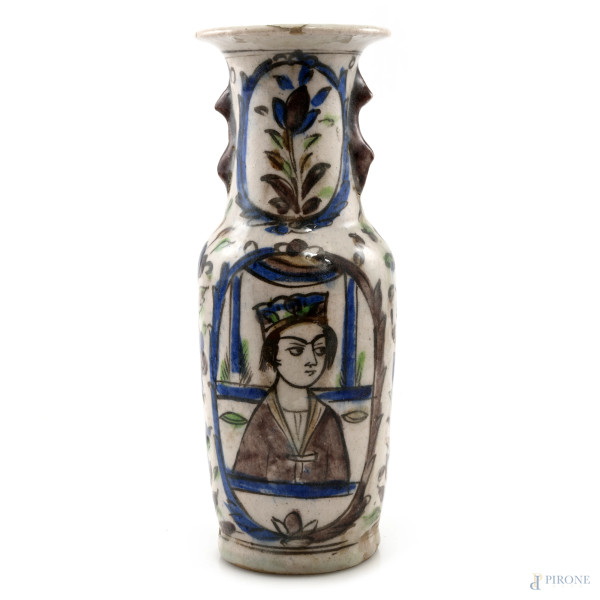 Vaso in porcellana decorata con figure e motivi vegetali, XX secolo, altezza cm 28, (segni di usura, scalfiture, rotture, difetti, restauri)