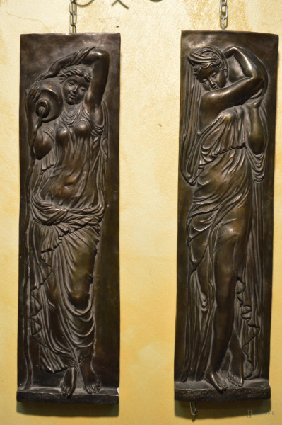 Lotto di due pannelli in bronzo a soggetti di fanciulle con vestali e brocche a rilievo, Francia fine XIX sec. 13x47,5 cm.