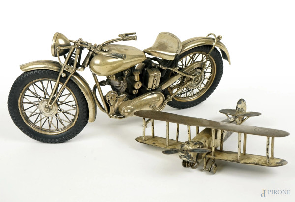 Lotto composto da due modellini di motocicletta ed aeroplano in argento e metallo argentato, misure max cm 22x10, XX secolo, (difetti).