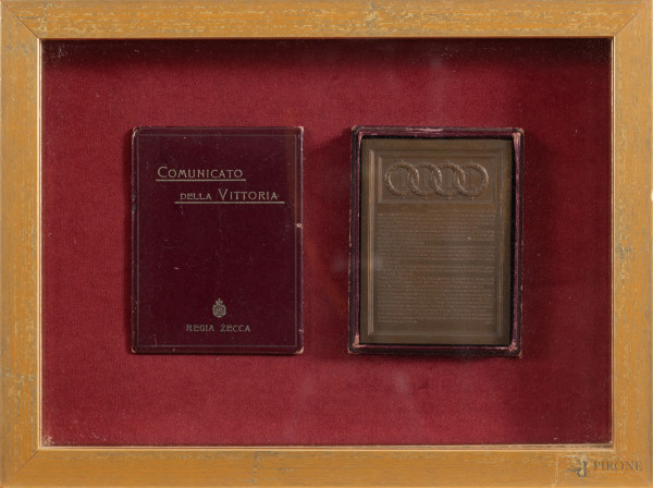 Placchetta commemorativa in bronzo "Comunicato della Vittoria", 1918, entro cornice a teca, misure complessive cm 24x32, (segni di usura del tempo)