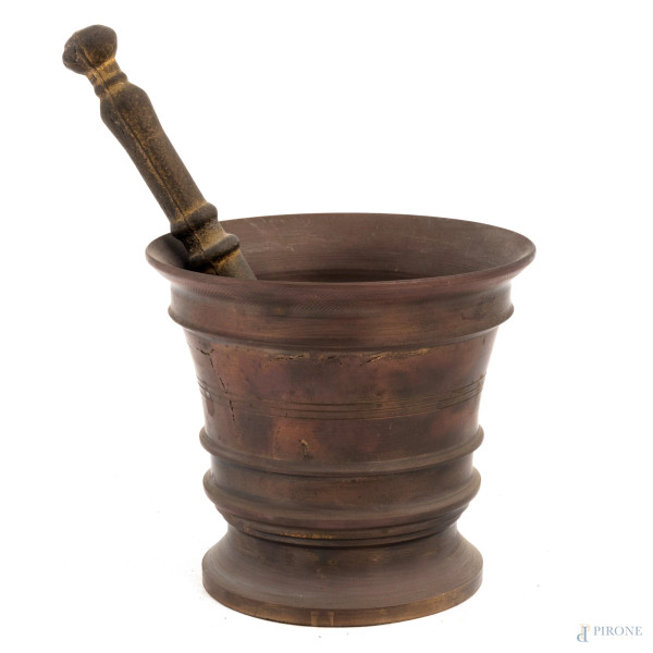 Mortaio in bronzo con pestello, XX secolo, lunghezza pestello cm 17,5, altezza mortaio cm 10, (segni di usura, scalfiture, difetti)