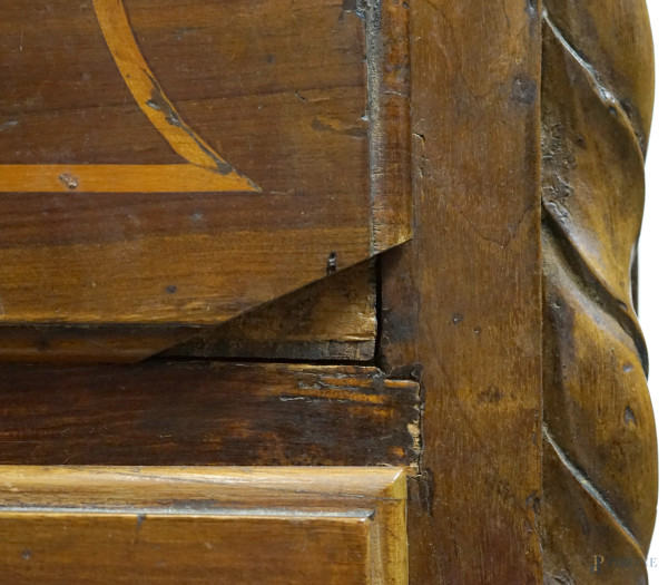 Comò in noce a tre cassetti con maniglie in bronzo cesellato raffiguranti urne, rifiniture e deco...