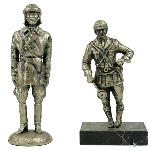 Lotto di due sculture in ferro raffiguranti ufficiali, alt.max cm 20, XX secolo, una poggiante su base, (difetti).