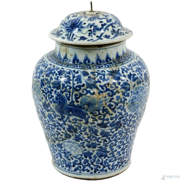 Grande potiche in porcellana bianca e blu con coperchio, cm h 50, Cina, XX secolo, (difetti, restauri e mancante la presa del coperchio).