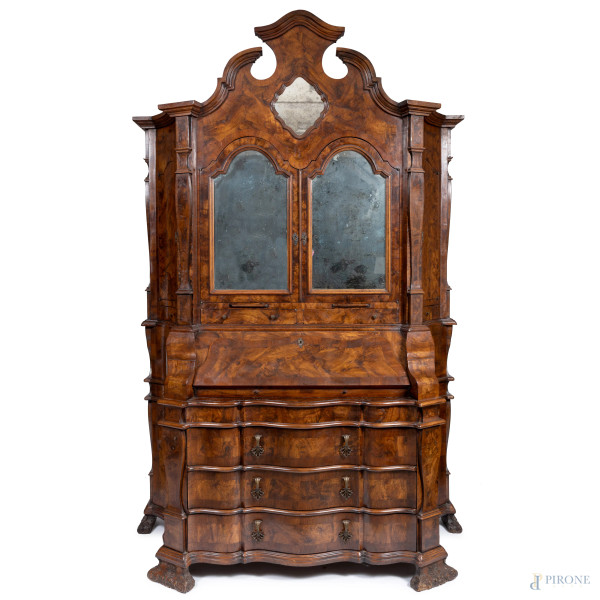 Trumeau  impiallacciato in radica con fronte mosso a tre cassetti e sportello a ribalta celante piano scrittoio con vano centrale affiancato da cassettini, XVIII secolo, cm 267,5x170,5x74, (segni di usura)