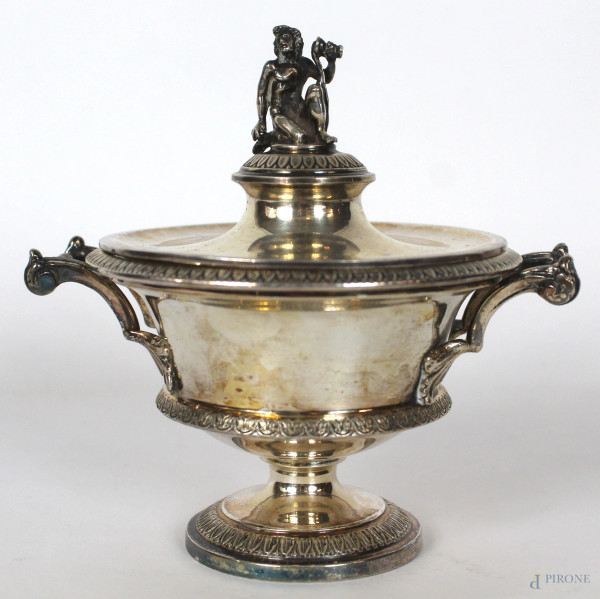 Zuccheriera in argento, profili a palmette, con due anse, presa del coperchio modellata a forma di allegoria del fiume, altezza cm. 12
