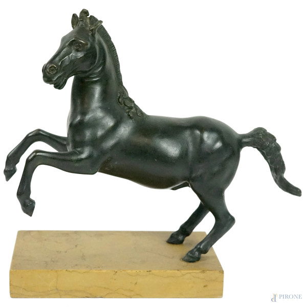 Cavallo in bronzo brunito, base in marmo giallo, XIX secolo, h cm 19, totale h cm 21,5