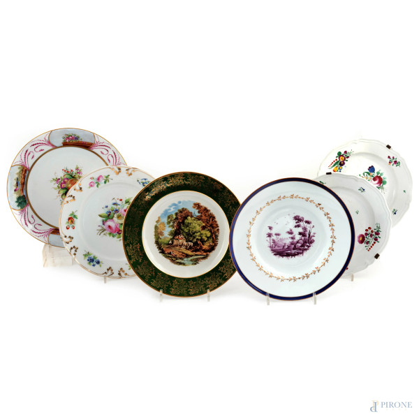 Lotto di sei piatti in porcellana di foggia e manifattura varia, XX secolo, diametro massimo cm 26,5, (segni di usura, sbeccature, felature, difetti)