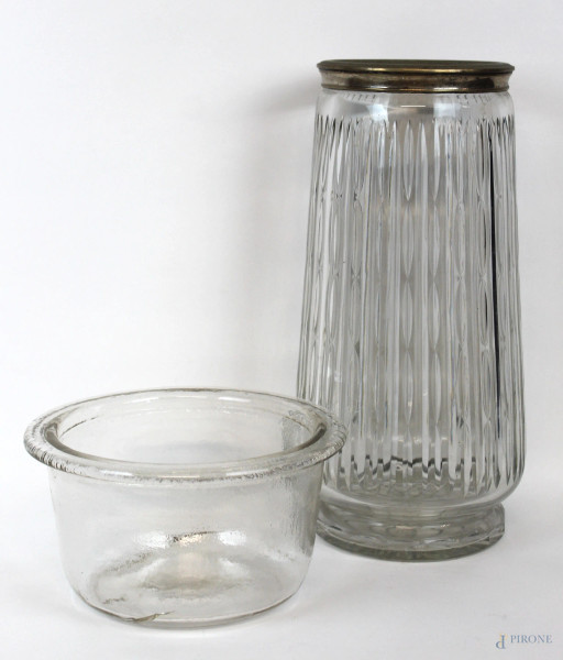 Lotto di due vasi in vetro e cristallo controtagliato, finiture in metallo argentato, alt. max cm 41,5, XX secolo, (difetti e restauri).