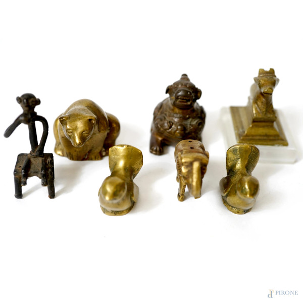 Lotto composto da 7 sculture orientali in bronzo, XX secolo, misure massime cm 6 (difetti)