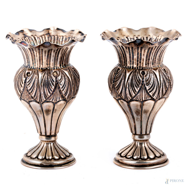 Coppia di vasi a tulipano in argento 800/000 finemente cesellato, altezza cm 12, peso complessivo gr 150