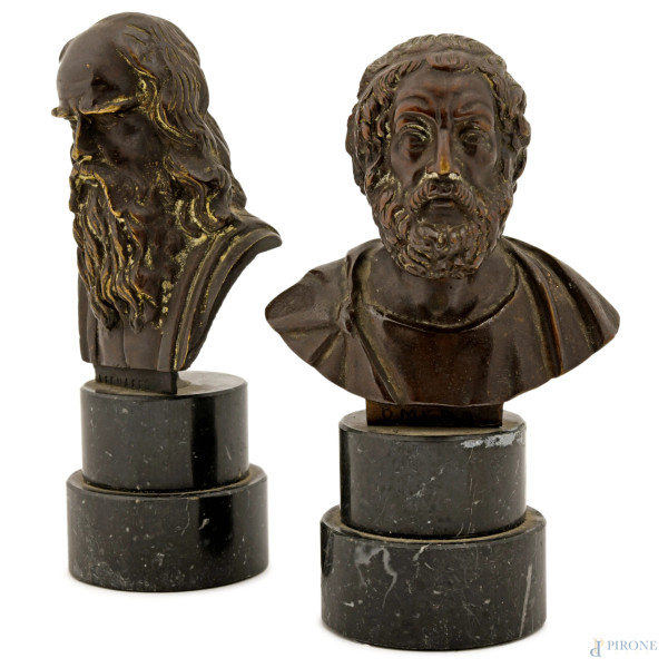 Lotto composto da due sculture in bronzo raffiguranti il busto di Platone e di Aristotele, piedis...