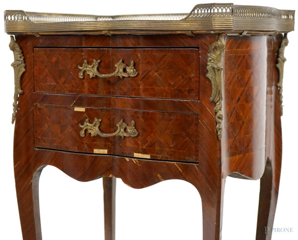 Mobiletto in legno intarsiato, prima metà del XX secolo, con piano in marmo, fronte a due cassett...