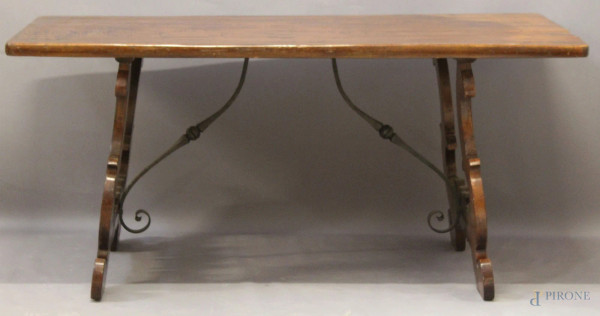 Tavolo fratino a noce di linea rettangolare poggiante su due gambe a lira, h.82, 160x82 cm