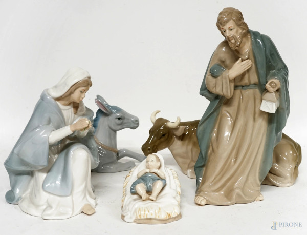 Presepe in porcellana policroma composta da cinque pezzi, Royal Class, altezza max cm 26