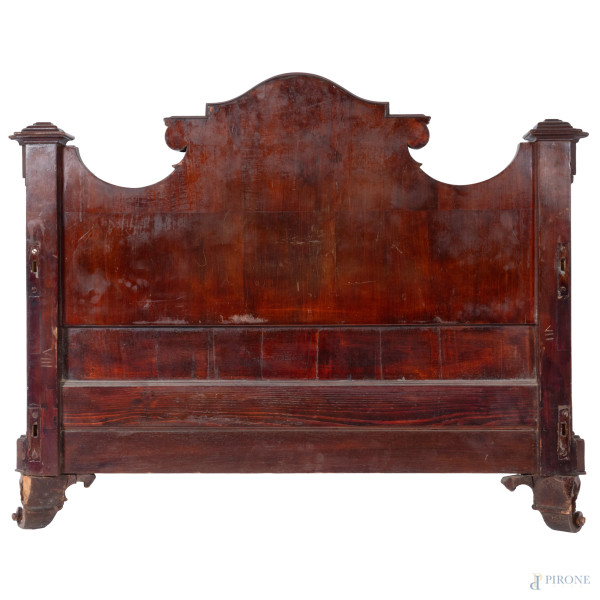 Coppia di giroletto singolo in noce impiallacciati e intasiati in varie essenze, XX secolo, testi...