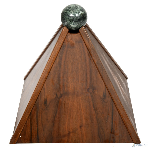 Elemento d'arredo a guisa di piedistallo in legno e sfera di marmo verde, XX secolo, cm 60x58x58, (segni di usura, difetti)