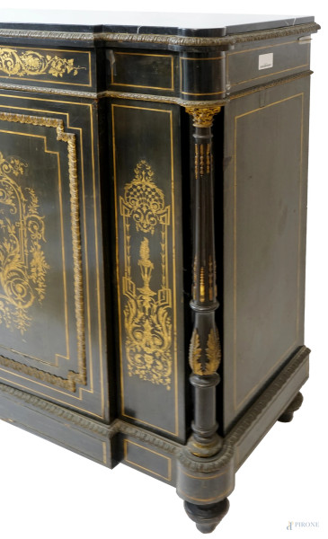Credenza Napoleone III, fine XIX secolo, in legno ebanizzato ornato da decori dorati. Piano in ma...