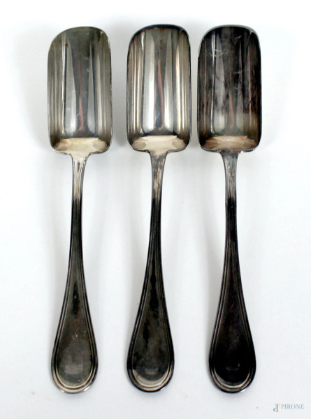 Lotto di tre cucchiaini in argento, gr. 35.