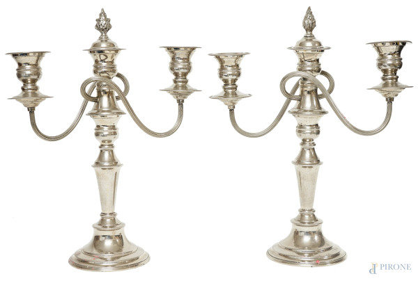 Coppia di candelabri a tre fiamme in metallo argentato, XX secolo, braccia sinuose, fusto a balaustro, base circolare, cm  h 34, (difetti)