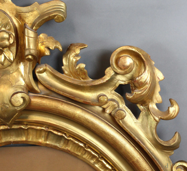 Coppia di cornici ovali in legno intagliato e dorato, ingombro cm