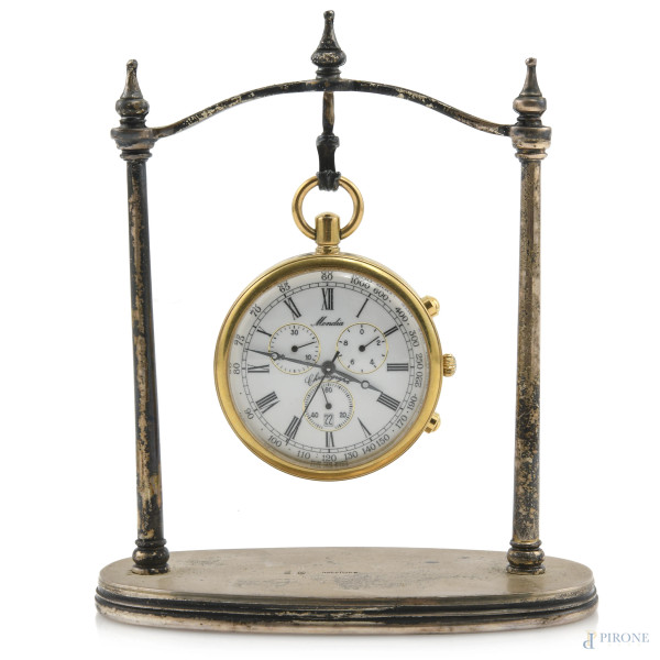 Orologio da tasca in ottone su supporto in argento, diametro cassa cm 4,5, peso supporto gr 100 (segni di usura, da revisionare)