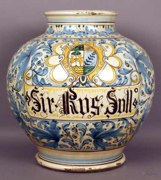 Vaso in maiolica dipinta a motivi vegetali con stemma araldico centrale, H 32 cm.