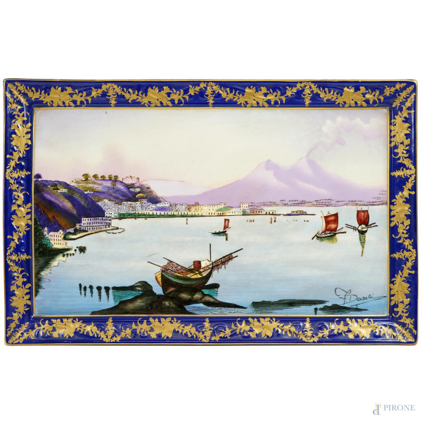 Vassoio in porcellana dipinta con marina e Vesuvio sullo sfondo entro cornice blu a festoni dorati, firmato F. Decerchi, XX secolo, cm 29x45, sul retro "AR"