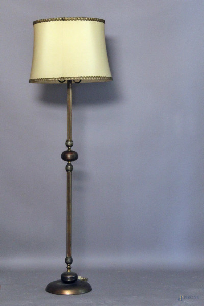 Lampada da terra in ottone cesellato a tre luci,h 170 cm, anni 50.