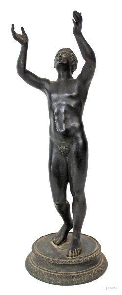 Giovane in preghiera, scultura in bronzo brunito, altezza cm 32, XX secolo.